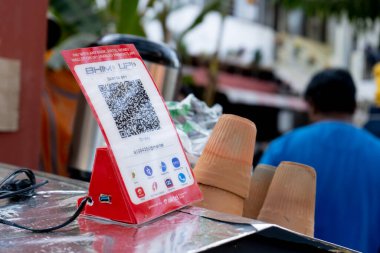 Kırmızı ışıklı QR kod sahibi ve UPI ödemesine Google ödeme, Paytm, amazon ve daha fazlası gibi popüler ödeme uygulamaları aracılığıyla izin veren.
