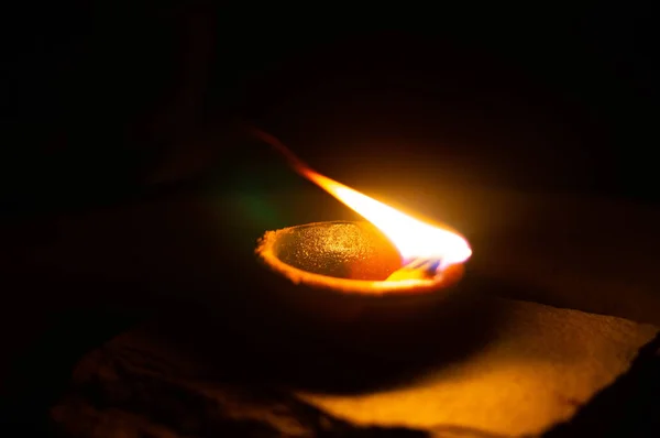 Lit diya или clay lamp на лежании на земле — стоковое фото
