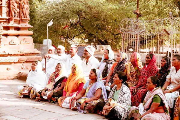 インドのマディヤ プラデーシュ州インド 2020年頃 インドの村の老人と女性が交差点に立っているヴィンテージの村のシーンが見られ クルタ ピジャマ インド人コミュニティが峠を楽しむ近さ 楽しさを示す — ストック写真