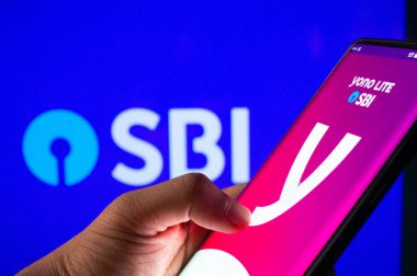 Jaipur, Hindistan, Circa 2020 - SBI banka yönetim kurulu önünde SBI bankasının mobil uygulamasına bağlanmış bir cep telefonu. Arka plan parlak bir şekilde ışıklandırılmış. Ekran mobil uygulamanın oturumunu gösterir.