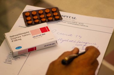 Jaipur India Circa 2020 - Coronavirus pozitif bir hasta yazan bir doktorun fotoğrafı hidroksikolorokin sülfat hapları reçetesi