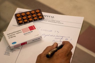 Jaipur India Circa 2020 - Coronavirus pozitif bir hasta yazan bir doktorun fotoğrafı hidroksikolorokin sülfat hapları reçetesi