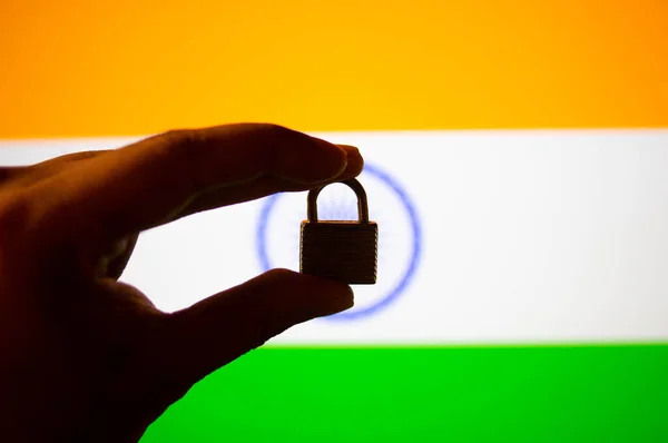 图上的印度国旗是橙色 白色和绿色的 手上拿着锁 象征着印度的封锁 — 图库照片