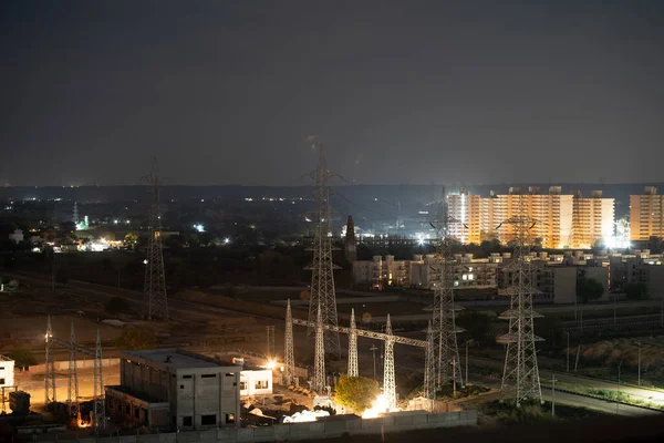 位于印度古尔冈德里的一座有住宅或办公大楼的变电站的空中夜间拍摄 展示了现代城市保持商业和家庭运转的电力配电网 — 图库照片