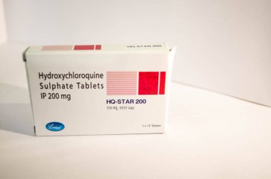 Jaipur India Circa 2020 - Beyaz arkaplandaki hidrokloroksin sülfat tabletlerinin ve kutunun fotoğrafları