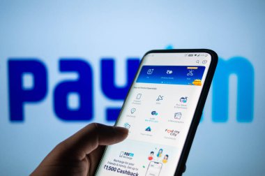 Jaipur, Hindistan, Circa 2020 - Paytm uygulaması ana ekranda arka planda bir whit tahtasında paytm yazılı bir cep telefonundan giriş yaptı