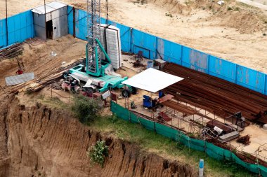 İnşaat işçisi, Hindistan 'daki tüm inşaat projelerini kapatan Covid19 yüzünden rampaya barikat kuruyor.