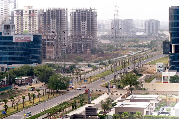 Знімок з порожніми вулицями та переходом до небесних скребків з реседенціями, домами, офісами тощо в сучасному місті Гургаон. — стокове фото