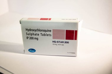 Reçeteli kağıtta bir kutu Hyroxychloroquine tableti.