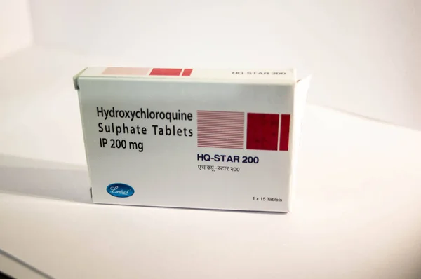 A box of hyroxychloroquine tablets on a prescription paper — Stock Photo, Image