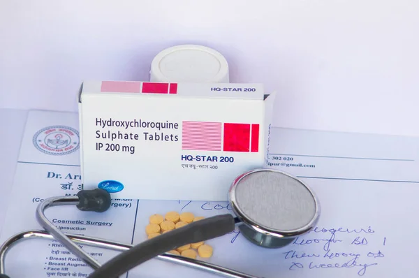 Een doos hyroxychloroquine tabletten op een recept papier — Stockfoto