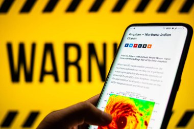 Cep telefonu uyarı arkaplanlı siklonun fotoğrafına kaydedildi