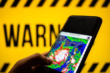 Cep telefonu uyarı arkaplanlı siklonun fotoğrafına kaydedildi