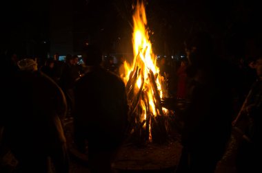 Etrafı insanlarla çevrili Lohri festivali için büyük bir ateş yakıldı.