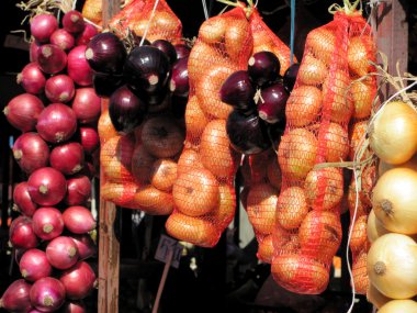 veranda da birçok soğan