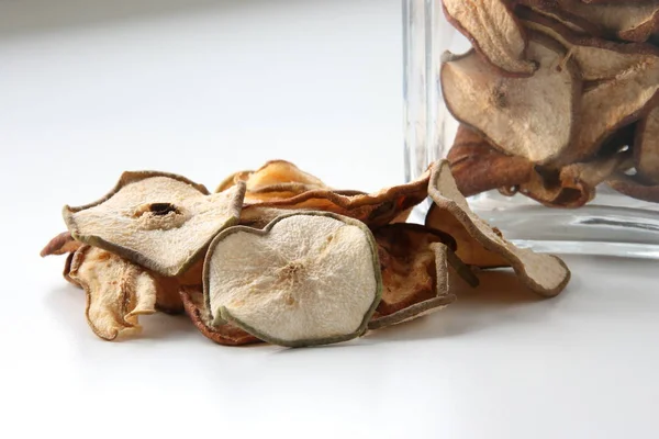 Las Rodajas Secas Manzana Sobre Mesa Blanca Sobre Fondo Los — Foto de Stock