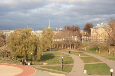 Şehir parkı Sonbahar bulutlu bir günde