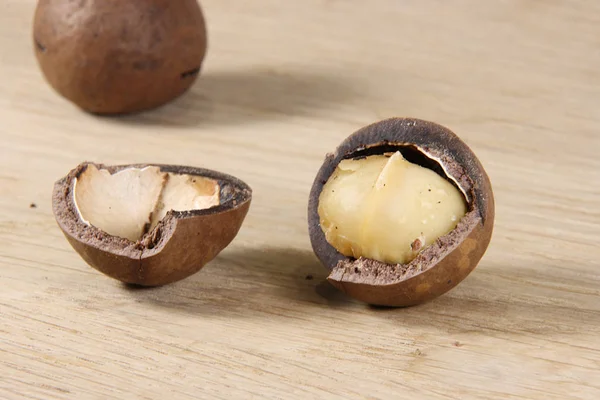 Nueces Macadamia Sobre Una Mesa Roble — Foto de Stock