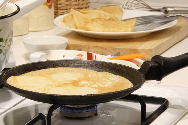 Tavada ev yapımı krep.