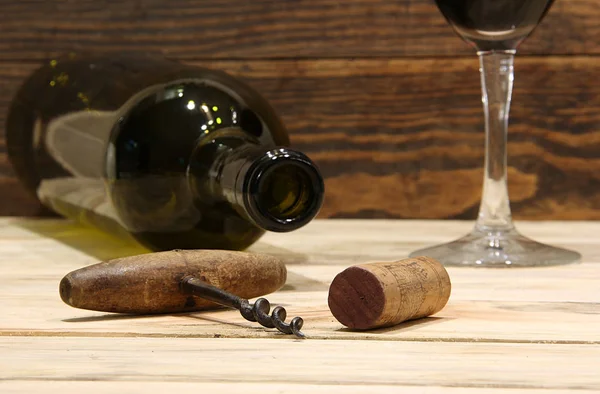 酒瓶和酒杯背景上的软木塞和软木塞 — 图库照片