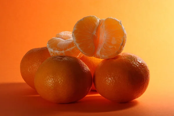 Сочные Спелые Мандарины Оранжевом Фоне Ярким Оттенком Справа — стоковое фото