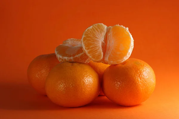 Сочные Спелые Мандарины Оранжевом Фоне Ярким Оттенком Внизу — стоковое фото