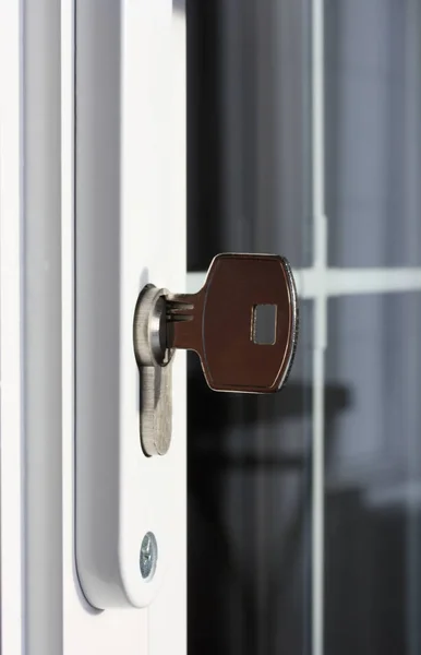 白いプラスチック製のドアロックの鍵 — ストック写真