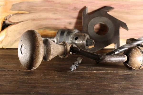 茶色の木製のテーブルの上に木製のハンドルを持つ古い手のドリル — ストック写真