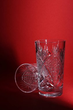 Kristal cam kırmızı bir arka plan üzerinde