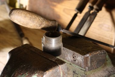 Ahşap bir arka planda metal bir boru ve bir adaptör ile bir metal ahşap ahşap ahşap ahlak