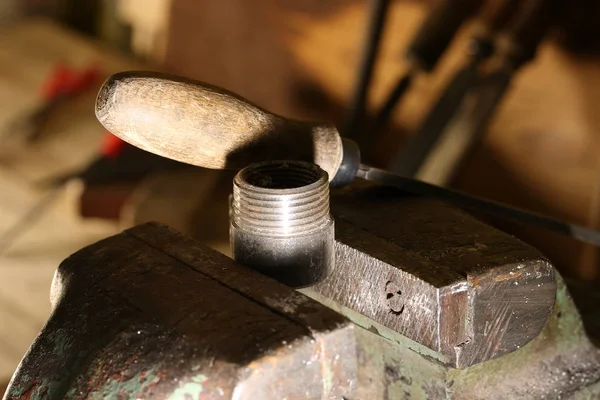 Metaalbewerkingsapparaat Met Een Vijl Een Adapter Van Een Metalen Buis — Stockfoto