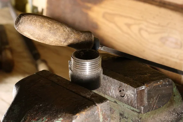 Metaalbewerkingsapparaat Met Een Vijl Een Adapter Van Een Metalen Buis — Stockfoto