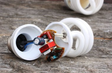 Ahşap bir masada enerji tasarrufu ampulü