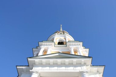 Mavi gökyüzüne karşı Ryazan Kremlin bölgesinin girişindeki çan kulesi.