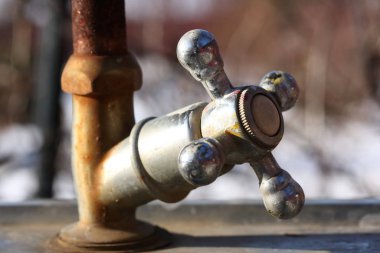 Paslı su musluğunun eski sapı