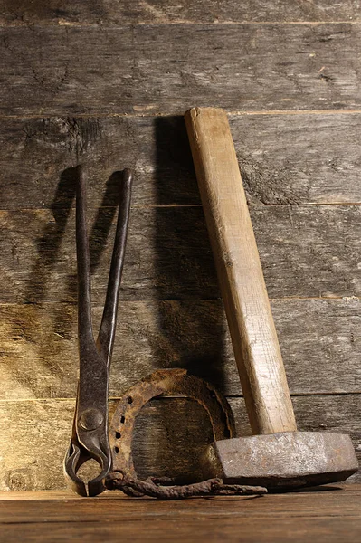 Blacksmith Mites Hammer Wooden Table — Stockfoto