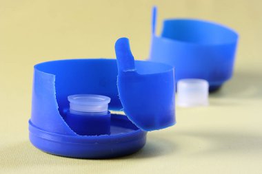 Büyük mavi mantarlardan oluşan beyaz plastik mantar.