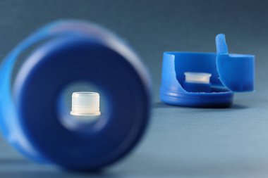 Büyük mavi mantarlardan oluşan beyaz plastik mantar.