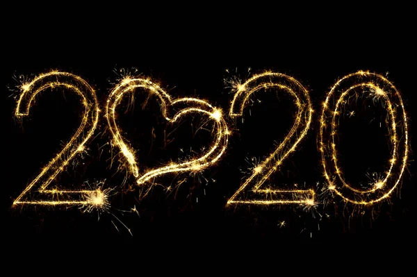 Tatil konsepti. 2020 numara, kalp dekoru yazılı, siyah arka planda parlayan kıvılcımlar. Yılbaşı, yeni yıl, Çin yeni yıl tebrik kartı için şablon düzenle
