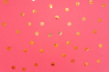 Altın rengi, büyük boy simli konfeti. Pembe modaya uygun arka planda serpiştirilmiş. Projeleriniz için şenlikli tatil geçmişi. Kutlama konsepti. Noel deseni. Üst manzara, düz uzanma