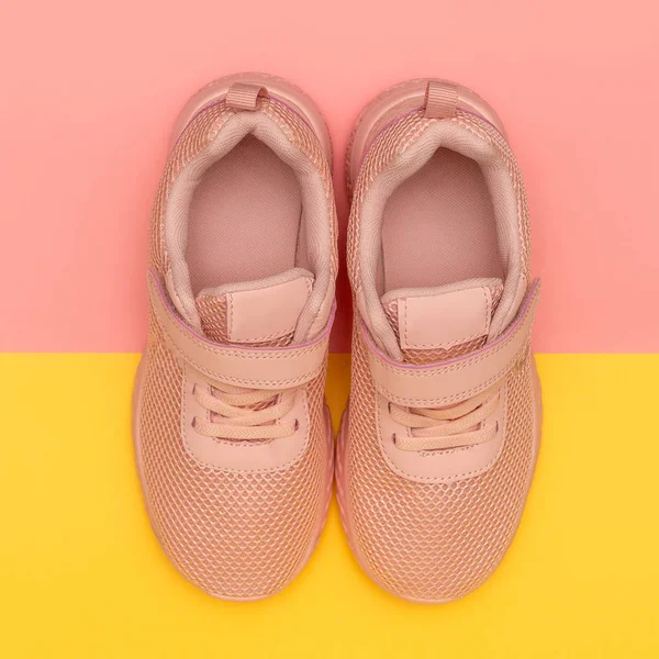Sapatos esportivos cor-de-rosa em fundo colorido. Novos tênis no fundo pastel rosa e amarelo. Perder peso e conceito de esporte. Visão superior, flat lay, formato de instagram quadrado — Fotografia de Stock