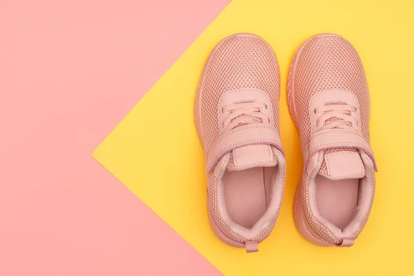 Sapatos esportivos cor-de-rosa em fundo colorido. Novos tênis no fundo pastel rosa e amarelo. Perder peso e conceito de esporte. Vista superior, flat lay, espaço de cópia — Fotografia de Stock