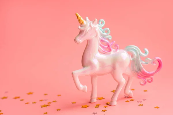 Pembe arka planda parıltılı konfetiyle güzel bir inci unicorn. Davetiye, doğum günü, bekarlığa veda partisi, bebek partisi konsepti. Kız doğum günü, sihirli gerçeküstü ve minimal stil. Model-up, alanı kopyala