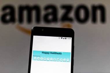 5 Kasım 2019. Bu resimde Amazon (Kara Cuma - Mutlu tatiller) logosu akıllı telefonda gösterilir.