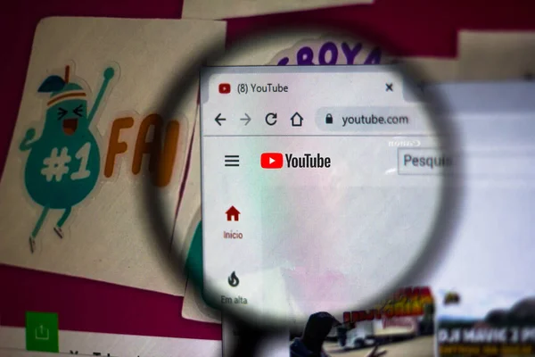 5 November 2019. Dalam ilustrasi ini, situs web YouTube ditampilkan pada layar komputer. Latar belakang Stiker Super — Stok Foto