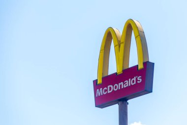 17 Kasım 2019, Paraguay. Bu resimde McDonald 's logosu var. Dünya çapında bir fast food restoranları ağı olup 119 ülkede 37 bin satış noktası bulunmaktadır.