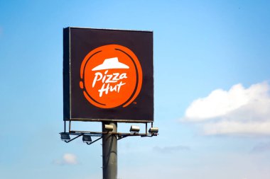 17 Kasım 2019, Paraguay. Bu resimde Pizza Hut logosu var. 130 'dan fazla ülkede pizza ve makarna üzerine uzmanlaşmış bir restoran ve şube ağı.