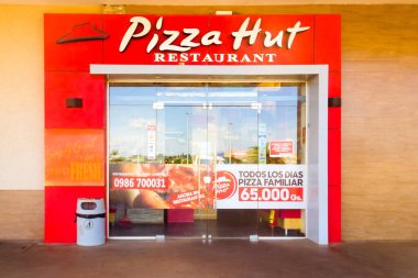 17 Kasım 2019, Paraguay. Bu resimde Pizza Hut logosu var. 130 'dan fazla ülkede pizza ve makarna üzerine uzmanlaşmış bir restoran ve şube ağı.