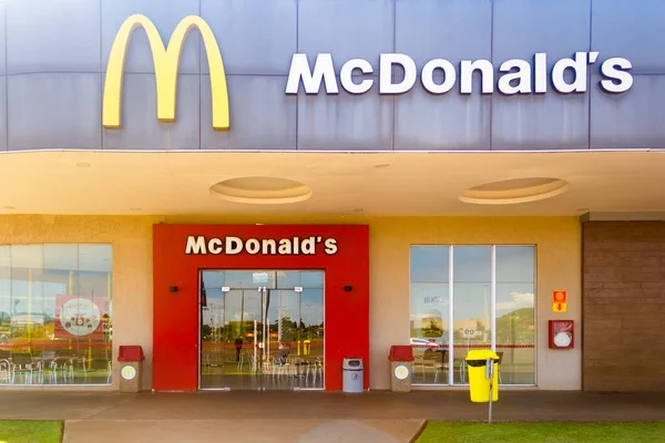 17 de noviembre de 2019, Paraguay. En esta ilustración fotográfica el logotipo de McDonald 's. Es una red mundial de restaurantes de comida rápida presentes en 119 países a través de 37.000 puntos de venta — Foto de Stock