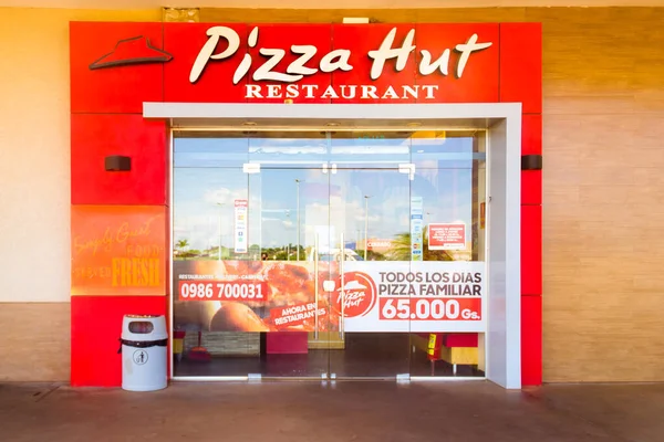 17 de noviembre de 2019, Paraguay. En esta ilustración fotográfica el logotipo de Pizza Hut. Es una red de restaurantes y franquicias especializados en pizza y pasta presentes en más de 130 países — Foto de Stock